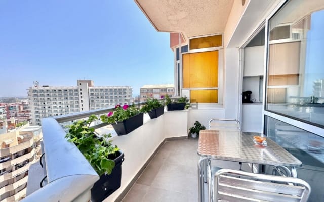 Apartamento central com terraço e vista para as montanhas e o mar