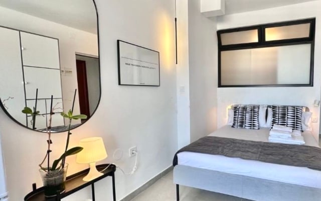 Apartamento central com terraço e vista para as montanhas e o mar