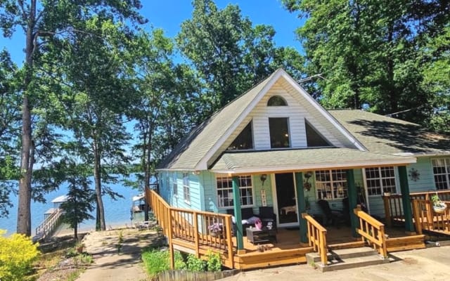 Das luxuriöse Chalet liegt am Patula-See. Mit eigenem Strand und Dock
