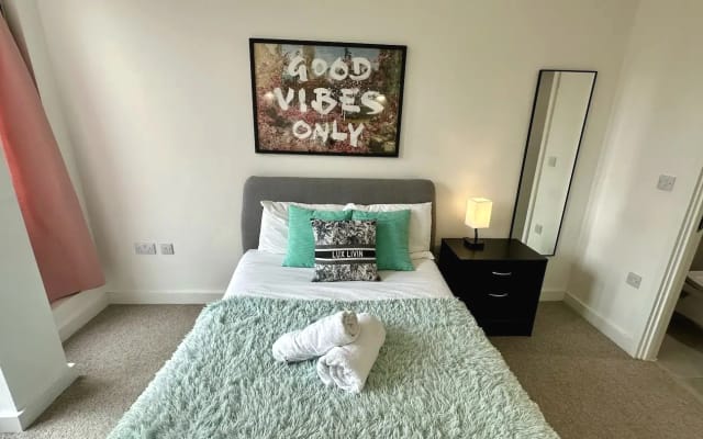 Luxury 2 Bed Apartment with Giant Garden Balcony