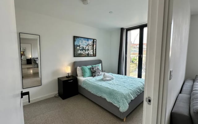 Luxury 2 Bed Apartment with Giant Garden Balcony - Picture 13