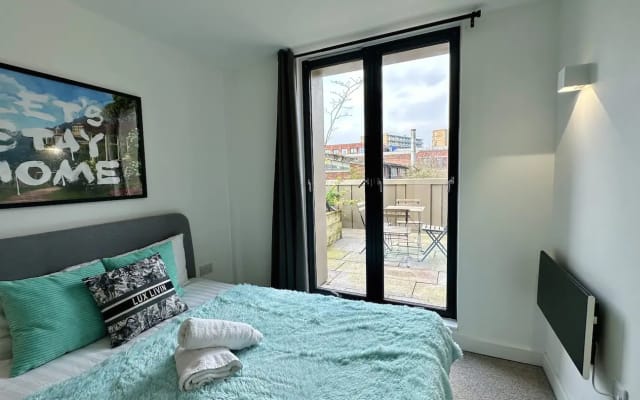Luxury 2 Bed Apartment with Giant Garden Balcony - Picture 12