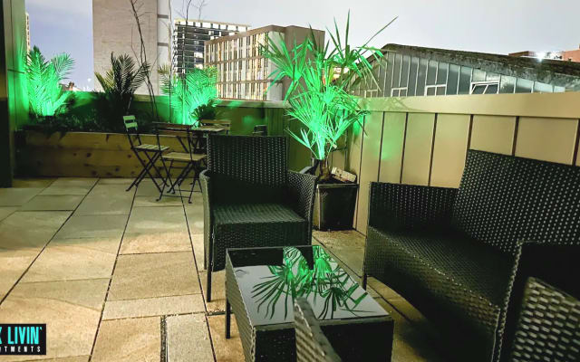 Luxury 2 Bed Apartment with Giant Garden Balcony - Picture 4