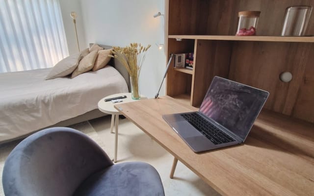 Modern guest room in green residential area - Picture 9