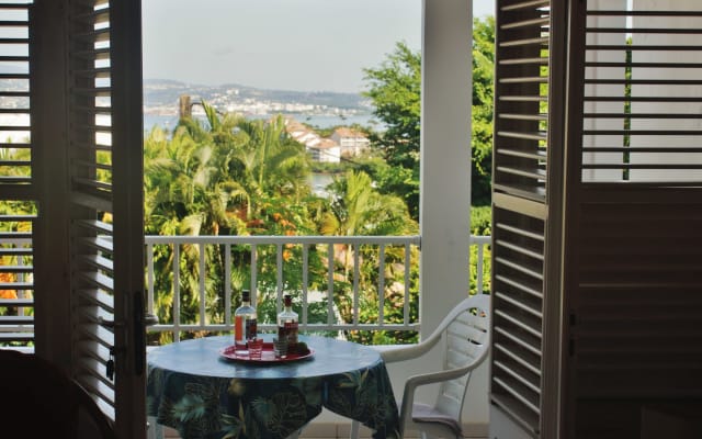 Ampio monolocale con piscina e terrazza vista mare