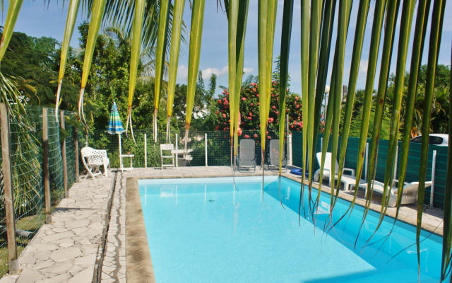 Ampio monolocale con piscina e terrazza vista mare