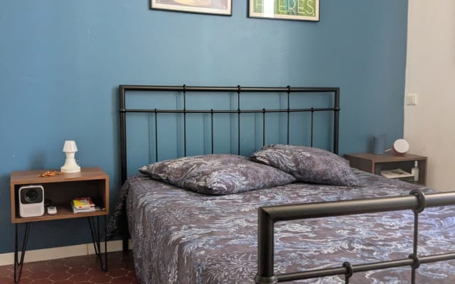 Chambre privée centre HYERES + jardin + vélos