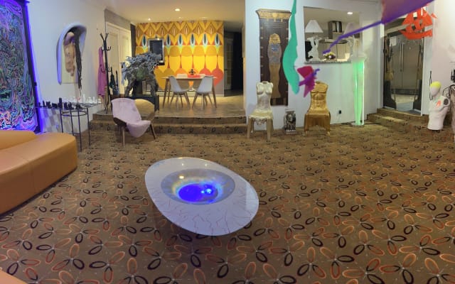 Greg's listing on misterb&b - Eye of the living room