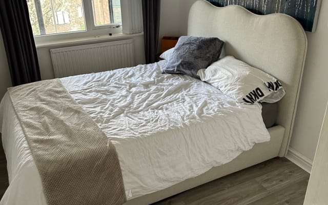 Chambre libre dans un magnifique appartement avec un lit double...