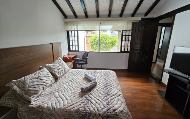 Quarto espaçoso numa casa de família bem localizada em Bogotá