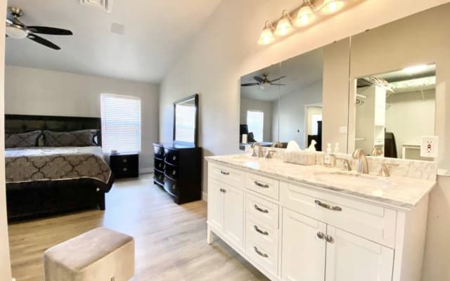 Beautiful guesthouse, 1 bedroom apt; 2.5 miles to the strip - Picture 11