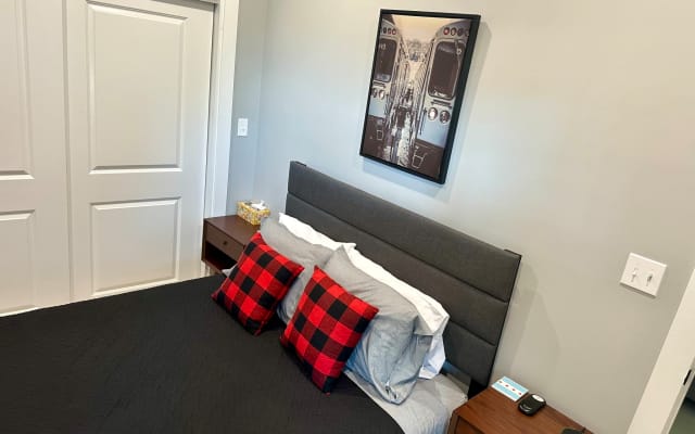 Tommy's listing on misterb&b - Private room with queen bed, plenty of closet space to store your luggage during your stay.  Night stand on each side of the bed. 
