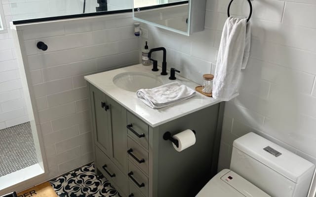 Tommy's listing on misterb&b - Amazing bidet toilet with seat heating and night light features to make sure you stay fresh before and after your daily activities! 