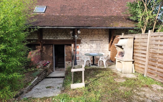 fully equipped apartment. 1 to 3 bedrooms. Quiet location.