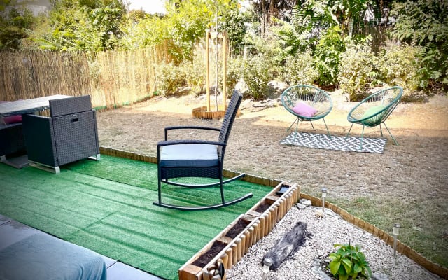 Quarto confortável que abre para um terraço e uma área verde privada