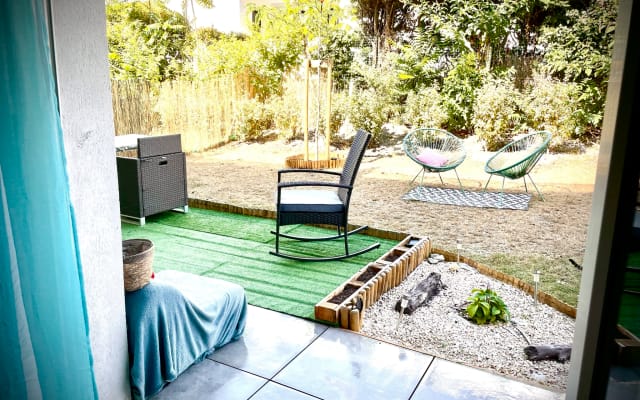 Chambre confortable donnant sur terrasse et jardin privatif