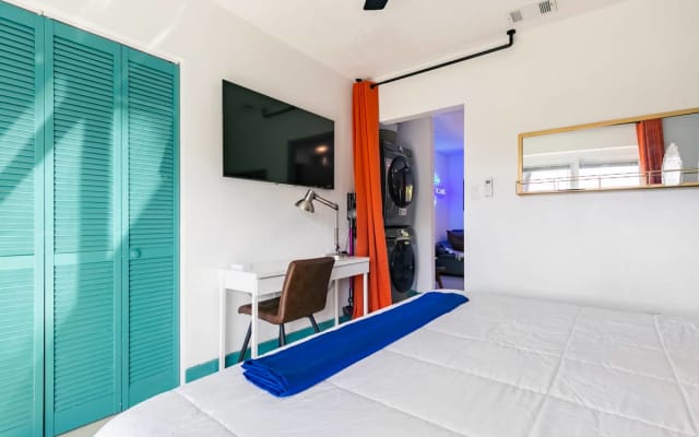 Captivating Villa with Heated Pool, Laundry & More - Picture 10