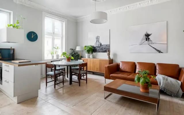 Appartement situé au centre de la ville avec balcon.