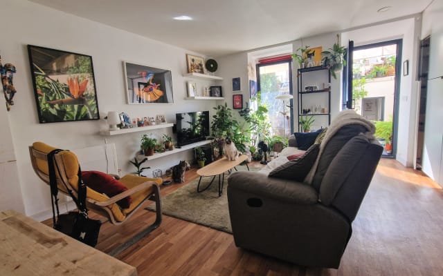 Sam's listing on misterb&b - Large bright shared living room and kitchen