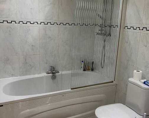 Grande chambre avec salle de bain privée et parking - 30 minutes du...