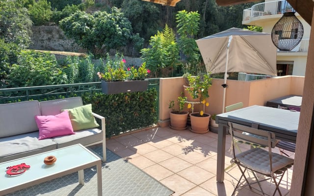 Duplex à Nice-Cimiez. Chambre climatisée donnant sur solarium