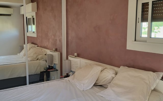 Duplex à Nice-Cimiez. Chambre climatisée donnant sur solarium