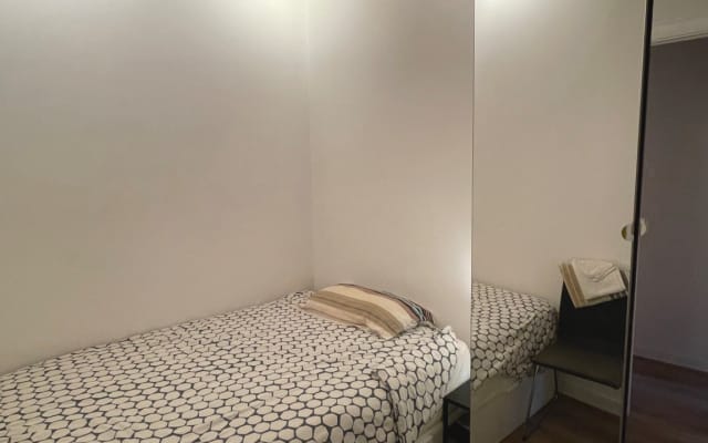 Habitación para uno en un piso reformado, con cama XL en el Poble Sec