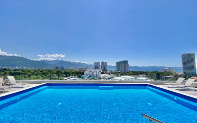 Manyara Penthouse Sierra! North Hotel Zone, Walk To Beach! 2 Pools!