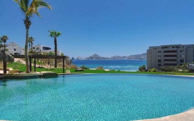 Breathtaking ocean view, one bedroom condo steps to the beach