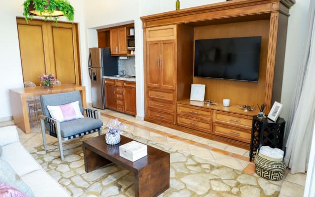 Breathtaking ocean view, one bedroom condo steps to the beach