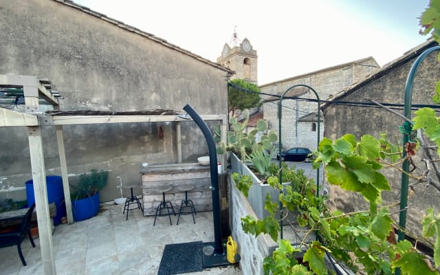 La camera da letto principale della cantina Lunel-Viel, tra vigneti e spiagge - Foto 14