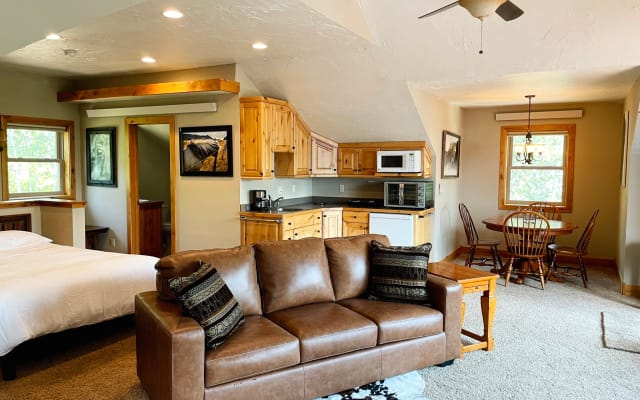 Cozy Cabin retreat.  Private guest house above garage.