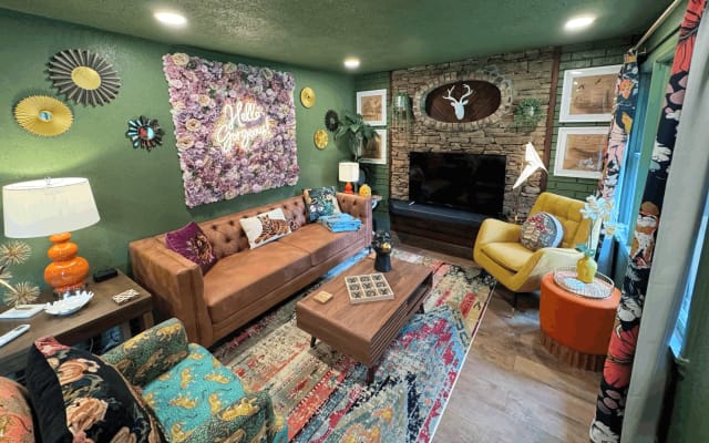 Enjoy the secluded oasis and privacy of the "Kitschy Kottage!"