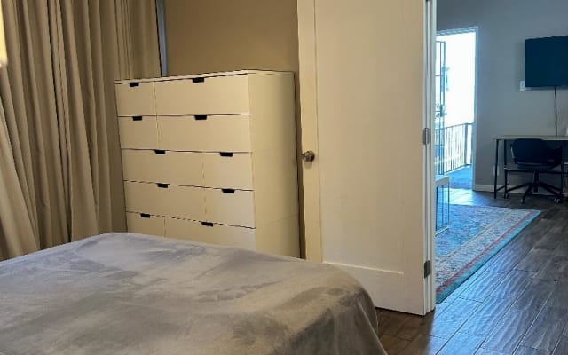 West Hollywood Getaway! - Entire Apt. Deep Soak Tub - Picture 9