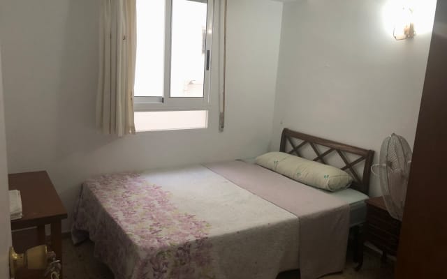 Quarto com cama de casal no centro e muito perto da praia.