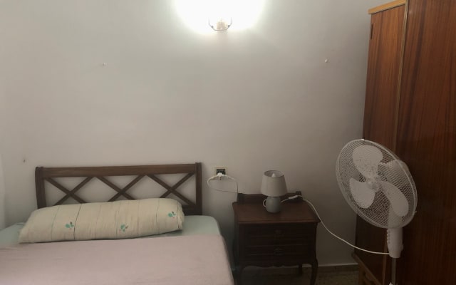 Quarto com cama de casal no centro e muito perto da praia.