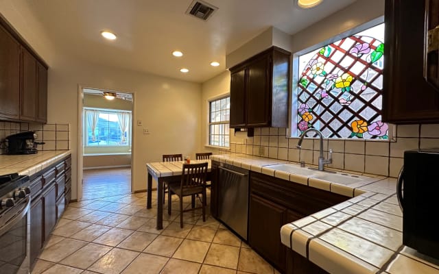 Media City Hillside House - 4 Bedroom with Pool & Fiber Internet 1Gig  - Picture 14