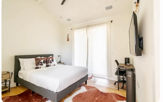 Adrions Inserat auf misterb&b - Upstairs bedroom and working area