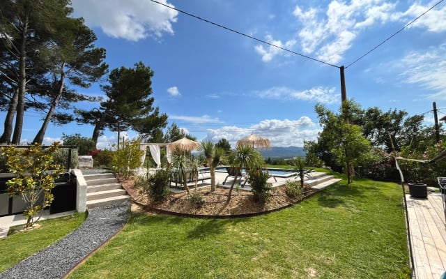 Private room at the foot of the Luberon with swimming pool and Jacuzzi