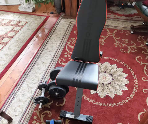 Pierre's listing on misterb&b - Banc de musculation et haltères à votre disposition.