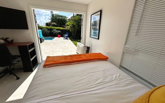 DELUXE QUEEN- POOLSIDE MANOR -CLOTHING OPTIONAL - Steps to the Drive
