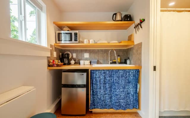 L'annuncio di Chris and Banning su misterb&b - Kitchenette includes small fridge, double sink, microwave, coffee maker, kettle, snacks and coffee/creamer (no oven or stove)