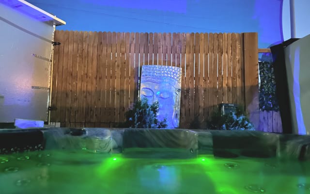 Greg's listing on misterb&b - Chill in hot tub