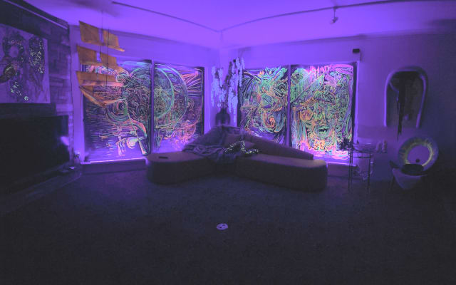 Greg's listing on misterb&b - Nite time in living room