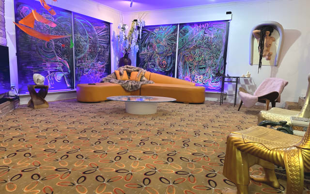 Spacious 2 bed clothing optional, 420, en-suite in  unique art gallery - Picture 12