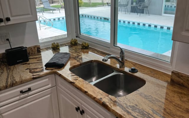 Annonce de Patrick sur misterb&b - Kitchen looking out at the pool