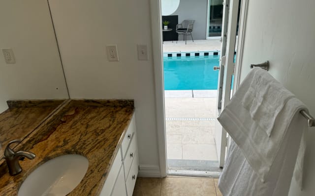 Annonce de Patrick sur misterb&b - Pool bath off master bedroom 1