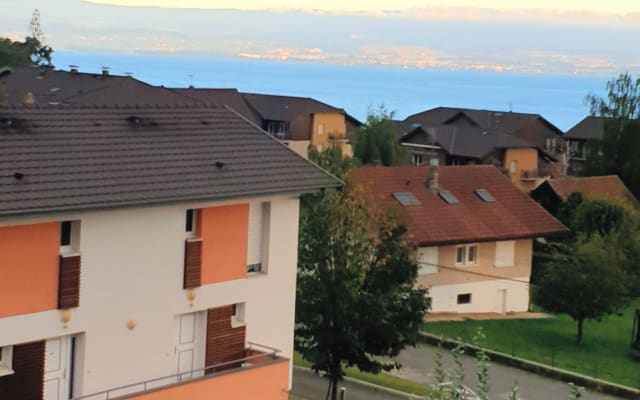 Zimmer in einer ruhigen Umgebung mit Blick auf den Genfersee.