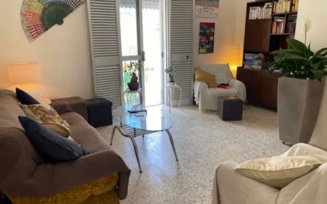 Bonito quarto duplo com casa de banho privativa em casa partilhada