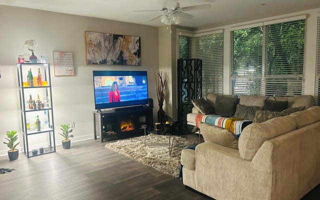 Guest room w private bathroom available right in the heart of Midtown